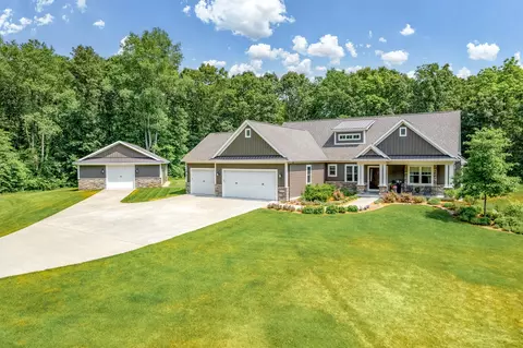 8940 Pine Acres Dr, Kalamazoo, MI 49009