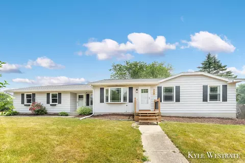 498 Floyd St, Coopersville, MI 49404