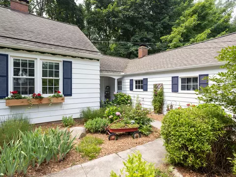 128 Brown St, Tecumseh, MI 49286 photo 2