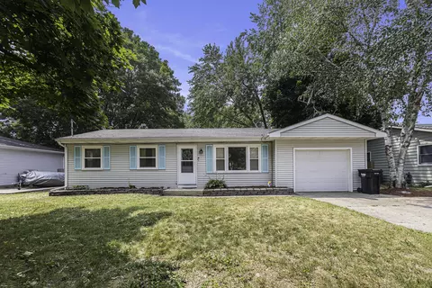 5423 Pinebrook Ave SE, Kentwood, MI 49548