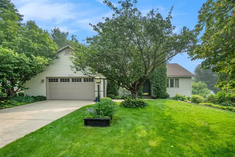 127 S Hampton St, Holland, MI 49424