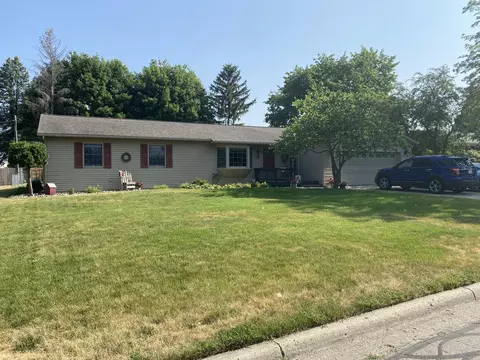 612 Devonshire Dr, Sturgis, MI 49091