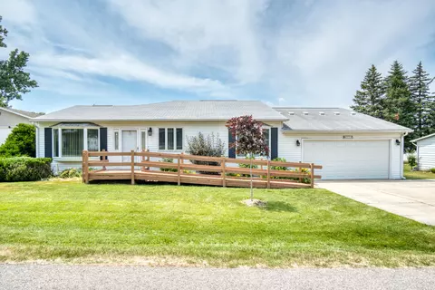 112 Barkman Ave, Houghton Lake, MI 48629