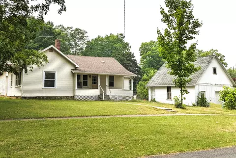 226 S 3rd St, Edmore, MI 48829