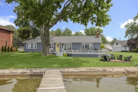 23283 Lakeview Dr, Edwardsburg, MI 49112
