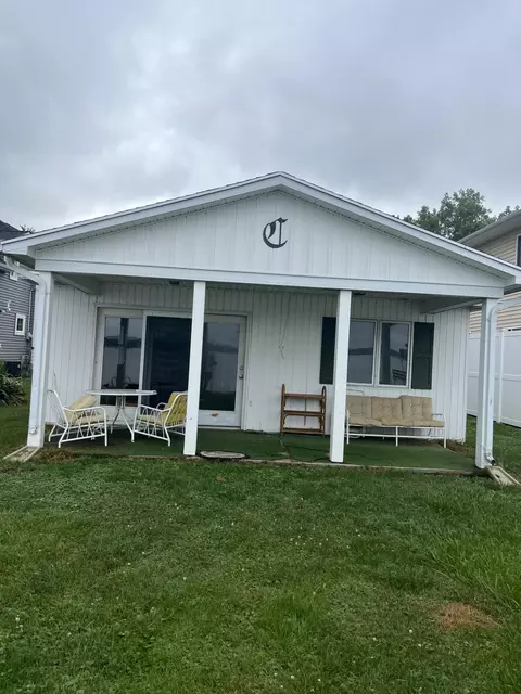 1101 N Shore Dr, Springport, MI 49284