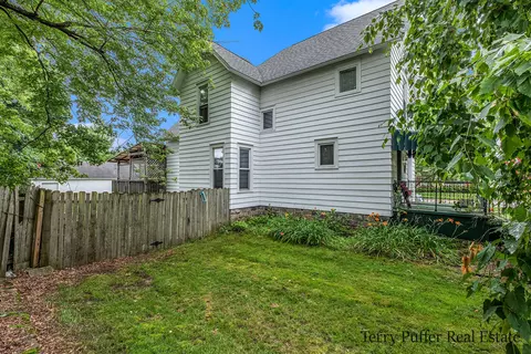 403 Pearl St, Belding, MI 48809 photo 5