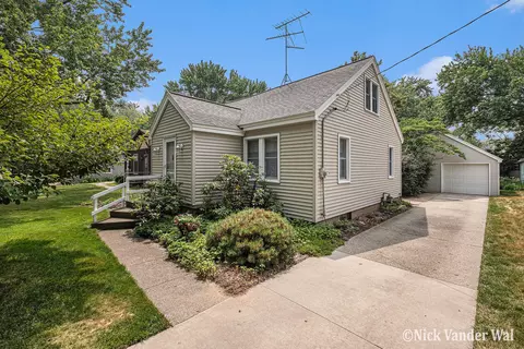 6757 Adrian Ave SE, Grand Rapids, MI 49548