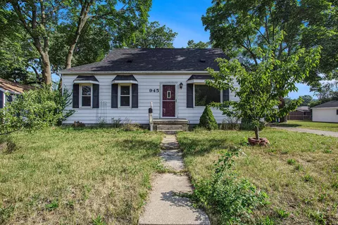 945 Iowa St SW, Wyoming, MI 49509
