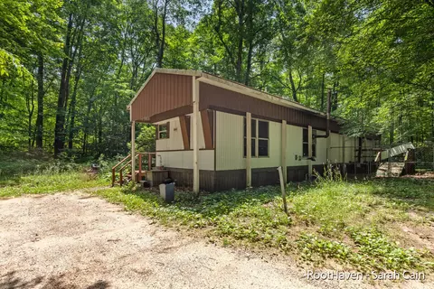 13860 Pine Island Dr NE, Cedar Springs, MI 49319