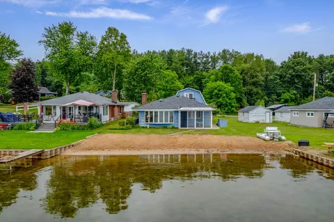 11361 S Oak Dr, Delton, MI 49046