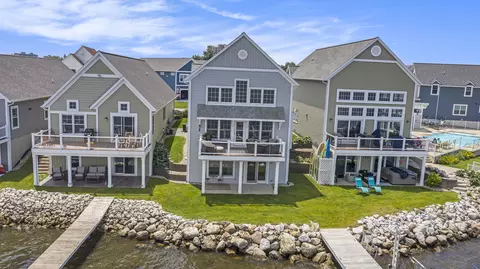 323 Terrace Point Cir, Muskegon, MI 49440