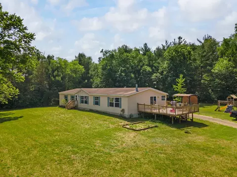 417 W Chestnut St, Howard City, MI 49329