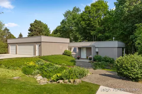 1233 Camille Dr SE, Grand Rapids, MI 49546