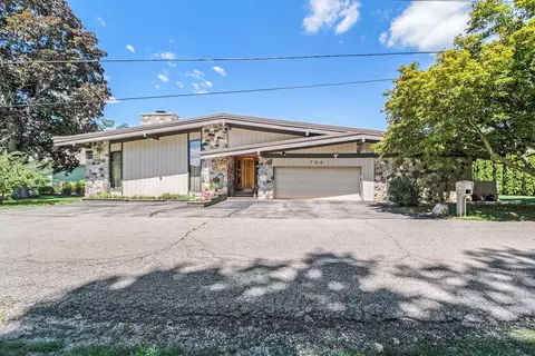 764 Country Club Dr, Battle Creek, MI 49015