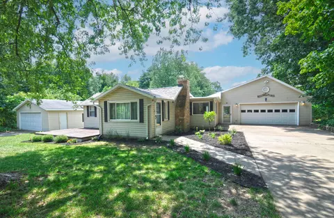 51410 Garrett Rd, Dowagiac, MI 49047