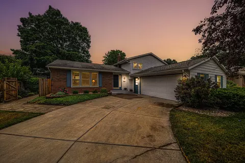 6904 Cromwell St, Portage, MI 49024