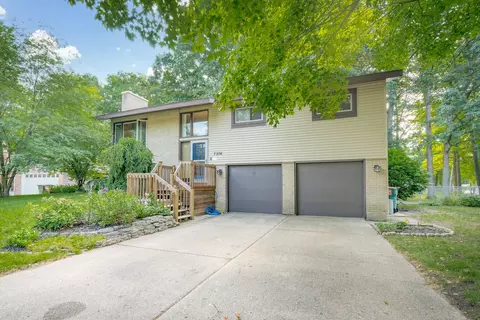 7276 Edgewood Ave, Jenison, MI 49428