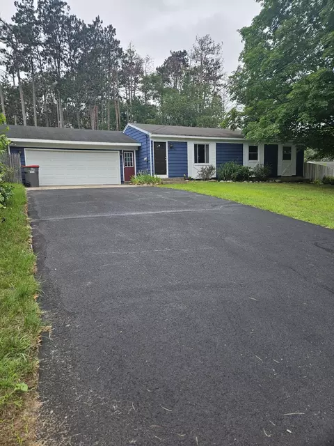 1701 Woodgate Dr SE, Lowell, MI 49331