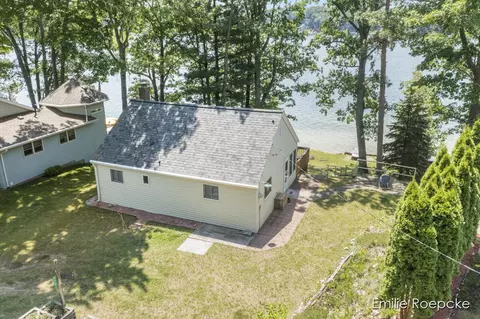 9781 Midshore Dr, Mecosta, MI 49332