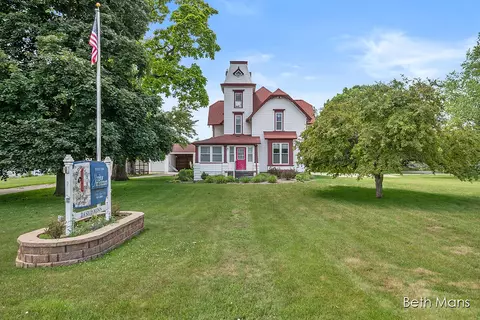 314 S Hudson St, Lowell, MI 49331