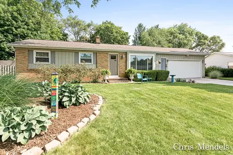 2151 Greendale Dr, Jenison, MI 49428