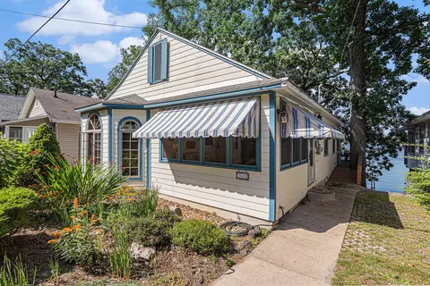 33692 Indian Trl, Eau Claire, MI 49111