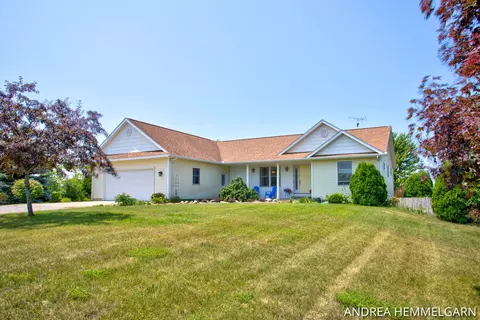 4462 61st St, Holland, MI 49423
