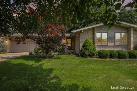 3035 Willow Creek Dr SW, Grandville, MI 49418
