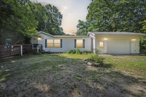 10126 Resort Rd, Pleasant Lake, MI 49272