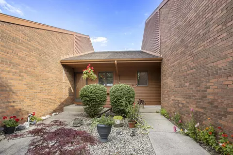 1301 Bent Tree Dr #102, Hudsonville, MI 49426
