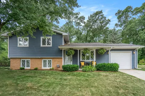 7422 Starbrook St, Portage, MI 49024