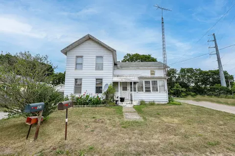 123 Hilltop Ln, Cassopolis, MI 49031