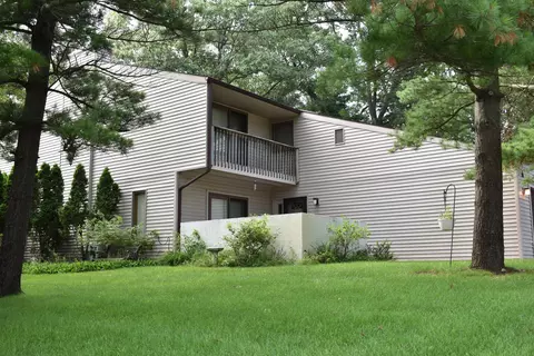 17588 Parkwood Dr, Spring Lake, MI 49456