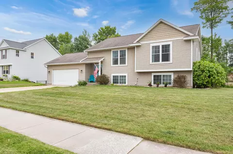 2206 Applegate Dr NW, Walker, MI 49534 photo 3