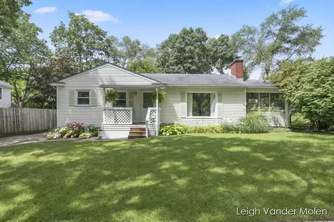 1549 Cambridge Dr SE, Grand Rapids, MI 49506