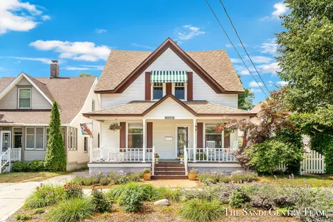 606 Columbus Ave, Grand Haven, MI 49417