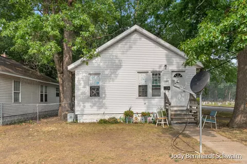 1607 Superior St, Muskegon, MI 49442