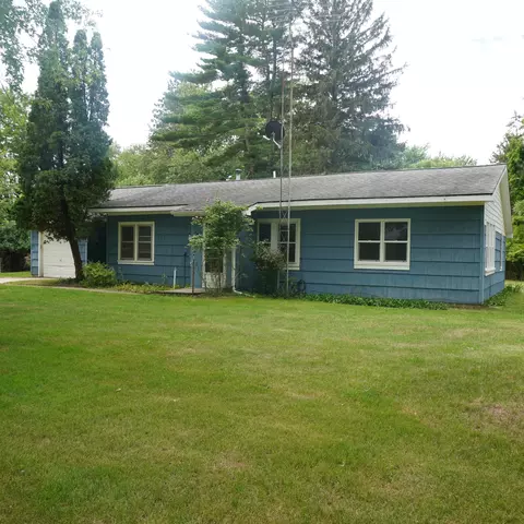 1438 South Ln, Fennville, MI 49408