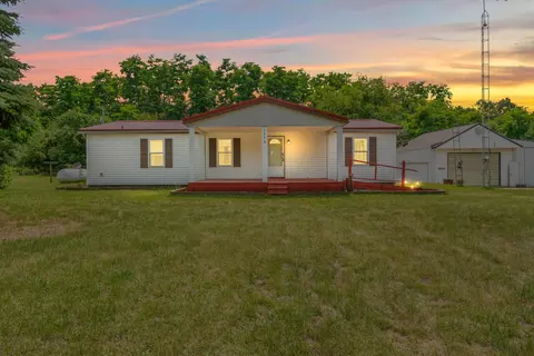 8890 Borden Rd, Jonesville, MI 49250