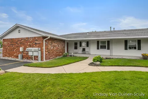 1904 Elizabeth Ln, Jenison, MI 49428