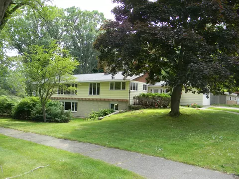 920 Woodlawn St, Ludington, MI 49431