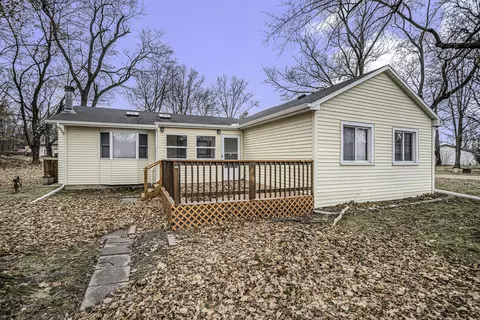52536 Lakeshore Dr, Dowagiac, MI 49047