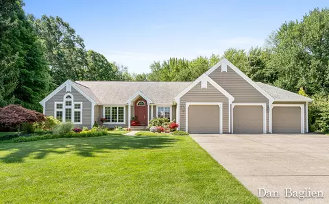 1069 Randall Rd, Norton Shores, MI 49441