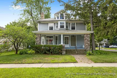 221 W Washington St, Greenville, MI 48838