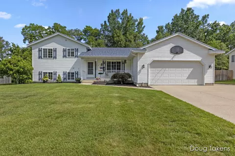 751 Sunbrook Dr SE, Grand Rapids, MI 49508