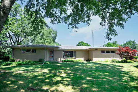 1663 S Bonny Bruce Dr, Stevensville, MI 49127
