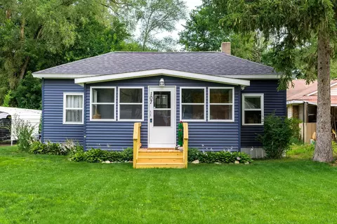 107 Elmwood St, Hartford, MI 49057