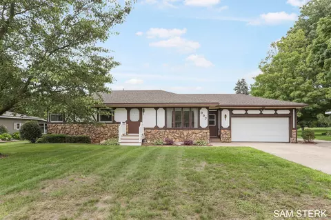997 Cypress Dr, Jenison, MI 49428