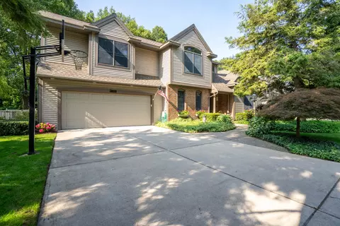 15421 Oakridge Dr, Spring Lake, MI 49456